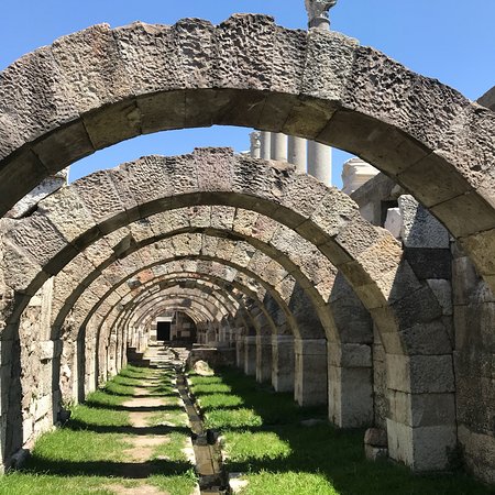 https://mdw-travel-data-us-east-1.s3.amazonaws.com/img/country/Turkey/Izmir-Agora-Open-Air-Museum/img_03.jpg