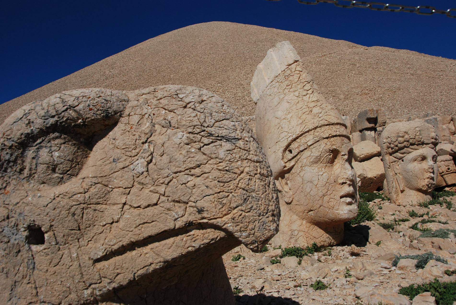 https://mdw-travel-data-us-east-1.s3.amazonaws.com/img/country/Turkey/Mount-Nemrut/img_02.jpg
