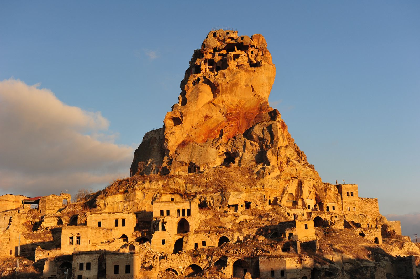 https://mdw-travel-data-us-east-1.s3.amazonaws.com/img/country/Turkey/Ortahisar-Castle/img_01.jpg