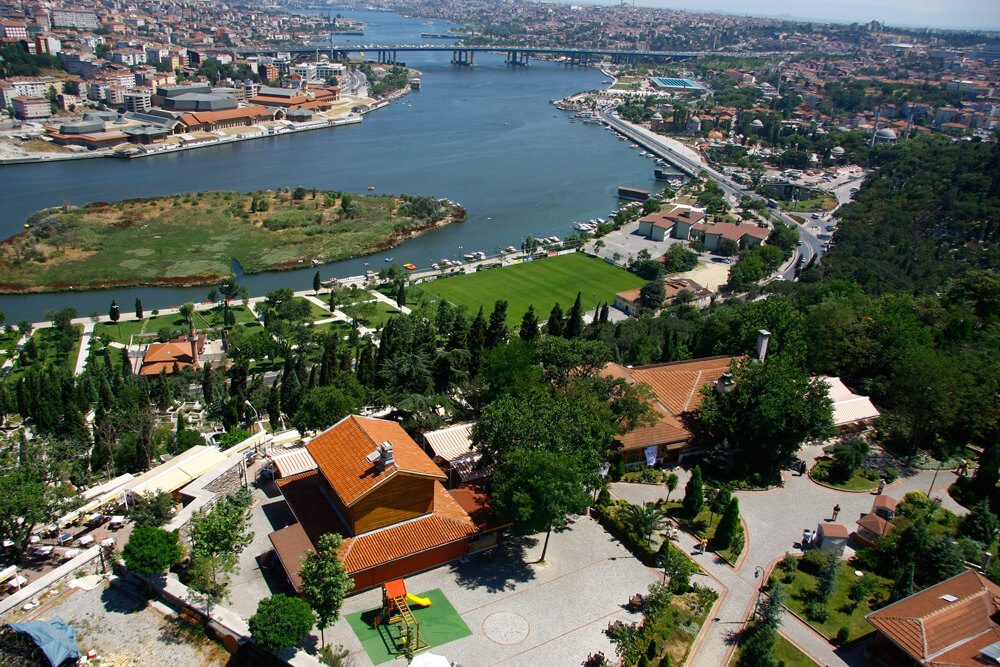 https://mdw-travel-data-us-east-1.s3.amazonaws.com/img/country/Turkey/Pierre-Loti-Hill/img_01.jpg