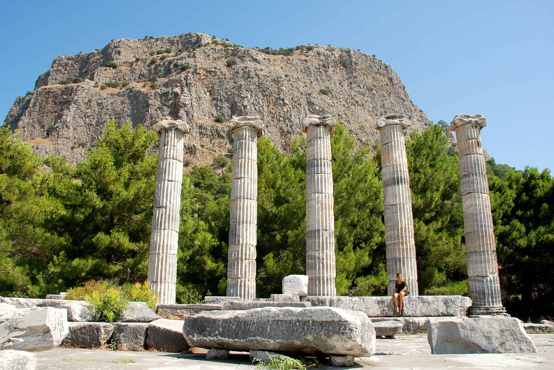 https://mdw-travel-data-us-east-1.s3.amazonaws.com/img/country/Turkey/Priene/img_00.jpg