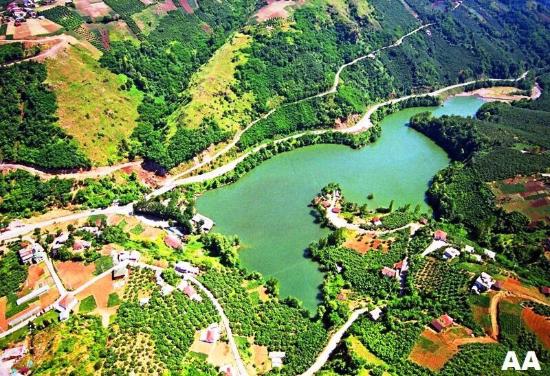 https://mdw-travel-data-us-east-1.s3.amazonaws.com/img/country/Turkey/Sera-Golu/img_00.jpg