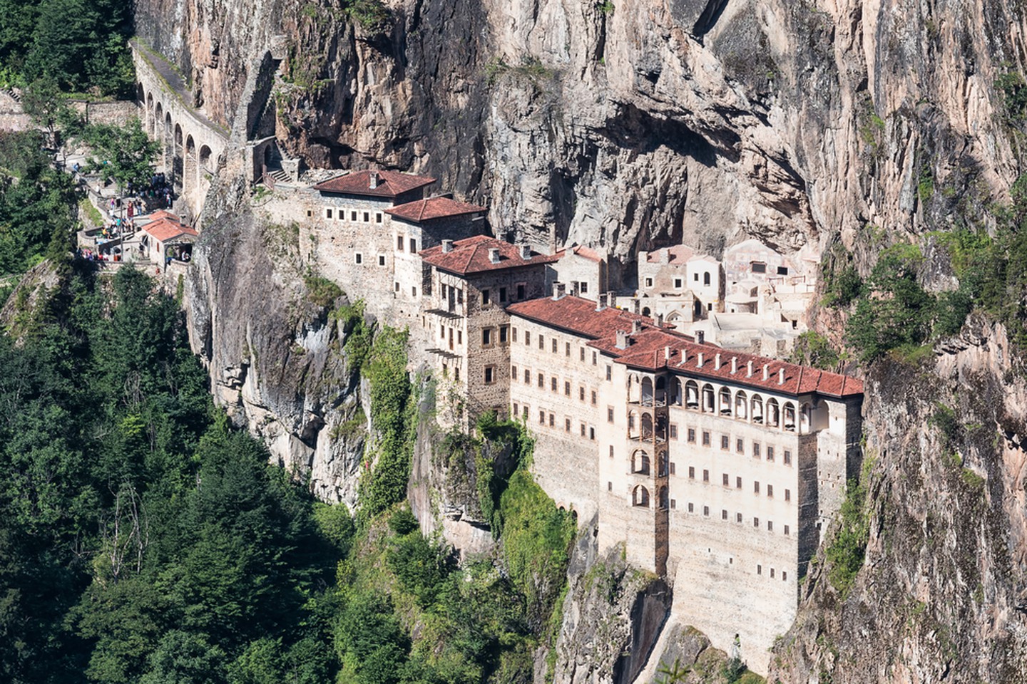 https://mdw-travel-data-us-east-1.s3.amazonaws.com/img/country/Turkey/Sumela-Monastery/img_00.jpg