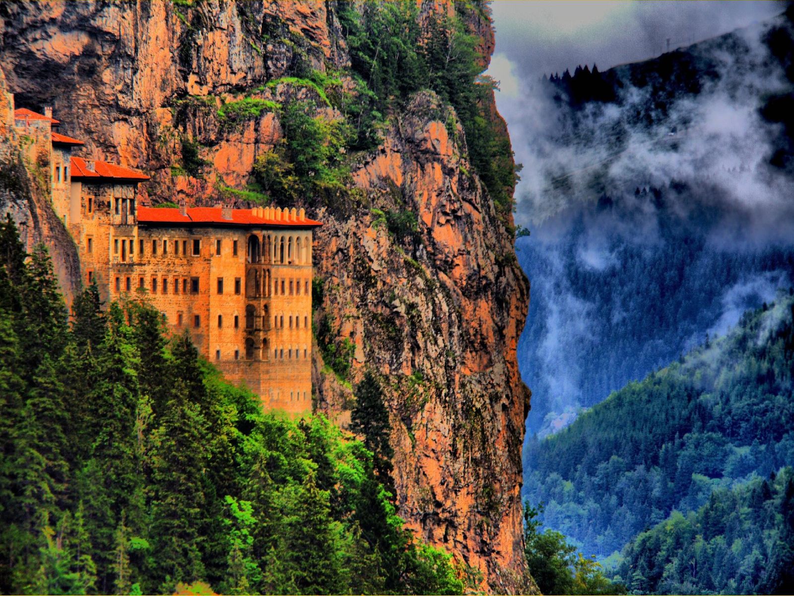 https://mdw-travel-data-us-east-1.s3.amazonaws.com/img/country/Turkey/Sumela-Monastery/img_01.jpg