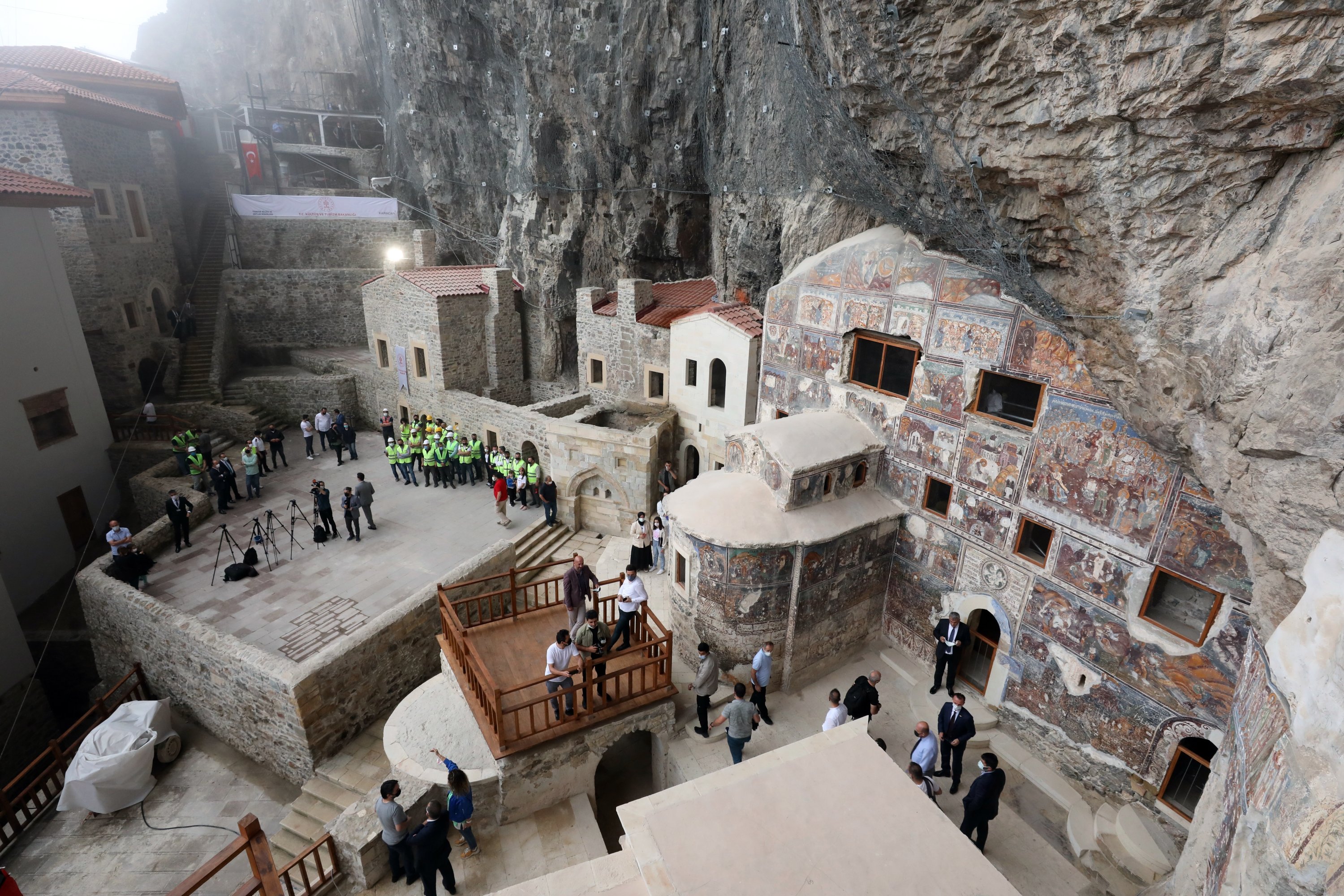 https://mdw-travel-data-us-east-1.s3.amazonaws.com/img/country/Turkey/Sumela-Monastery/img_03.jpg