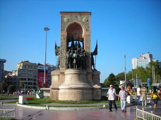 https://mdw-travel-data-us-east-1.s3.amazonaws.com/img/country/Turkey/Taksim-Square/img_03.jpg