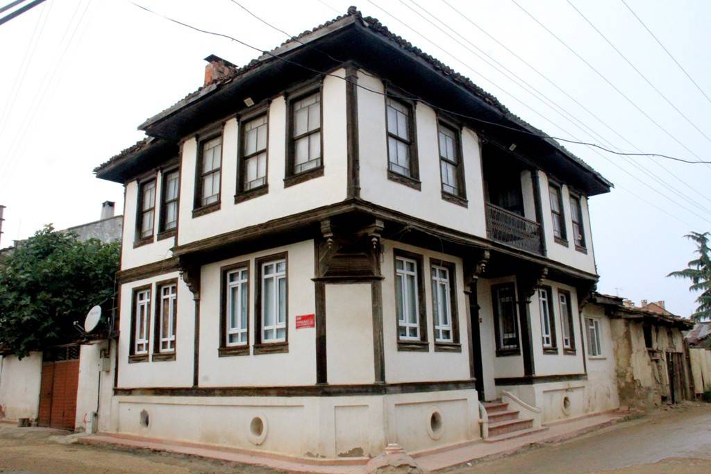 https://mdw-travel-data-us-east-1.s3.amazonaws.com/img/country/Turkey/Tarihi-Bursa-Ipek-Han/img_02.jpg