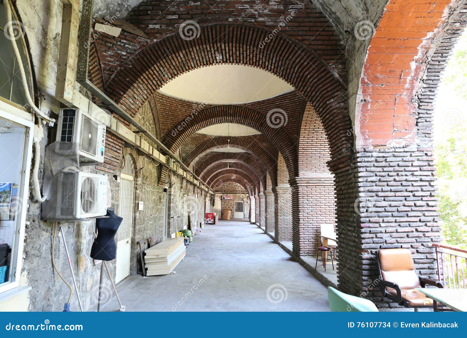 https://mdw-travel-data-us-east-1.s3.amazonaws.com/img/country/Turkey/Tarihi-Bursa-Ipek-Han/img_03.jpg