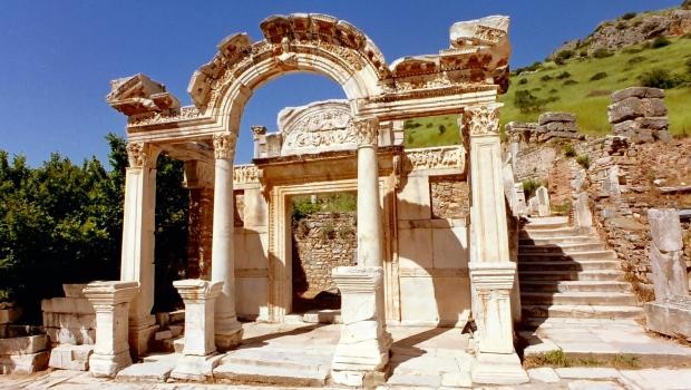 https://mdw-travel-data-us-east-1.s3.amazonaws.com/img/country/Turkey/Temple-of-Hadrian/img_02.jpg