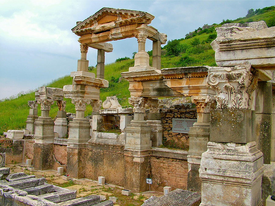 https://mdw-travel-data-us-east-1.s3.amazonaws.com/img/country/Turkey/Temple-of-Hadrian/img_03.jpg
