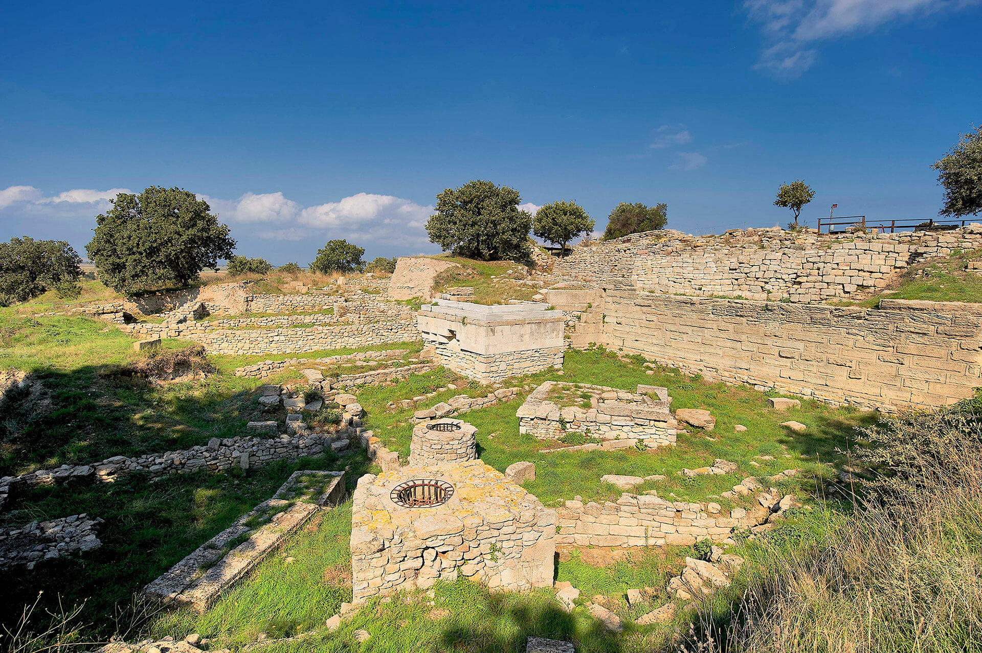 https://mdw-travel-data-us-east-1.s3.amazonaws.com/img/country/Turkey/Troy-Ancient-City/img_02.jpg
