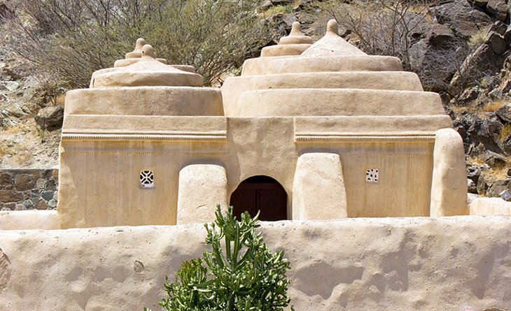 https://mdw-travel-data-us-east-1.s3.amazonaws.com/img/country/United-Arab-Emirates/Al-Hayl-Archaeological-Park/img_02.jpg