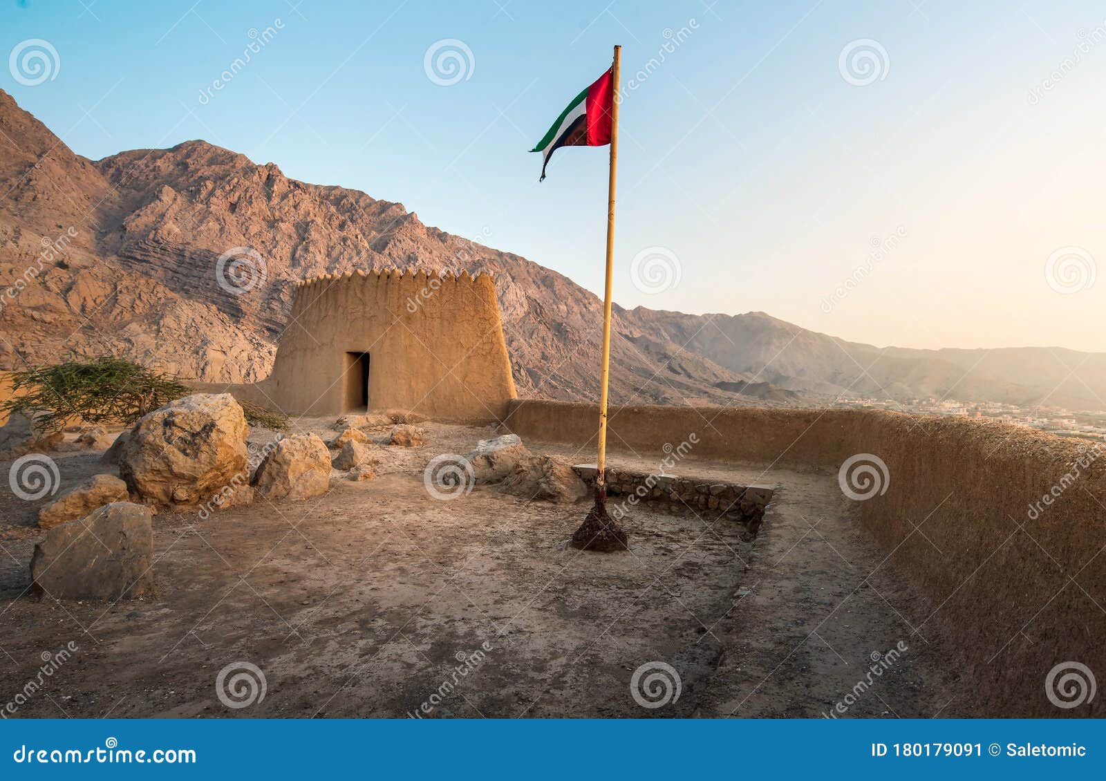 https://mdw-travel-data-us-east-1.s3.amazonaws.com/img/country/United-Arab-Emirates/Dhayah-Fort/img_03.jpg