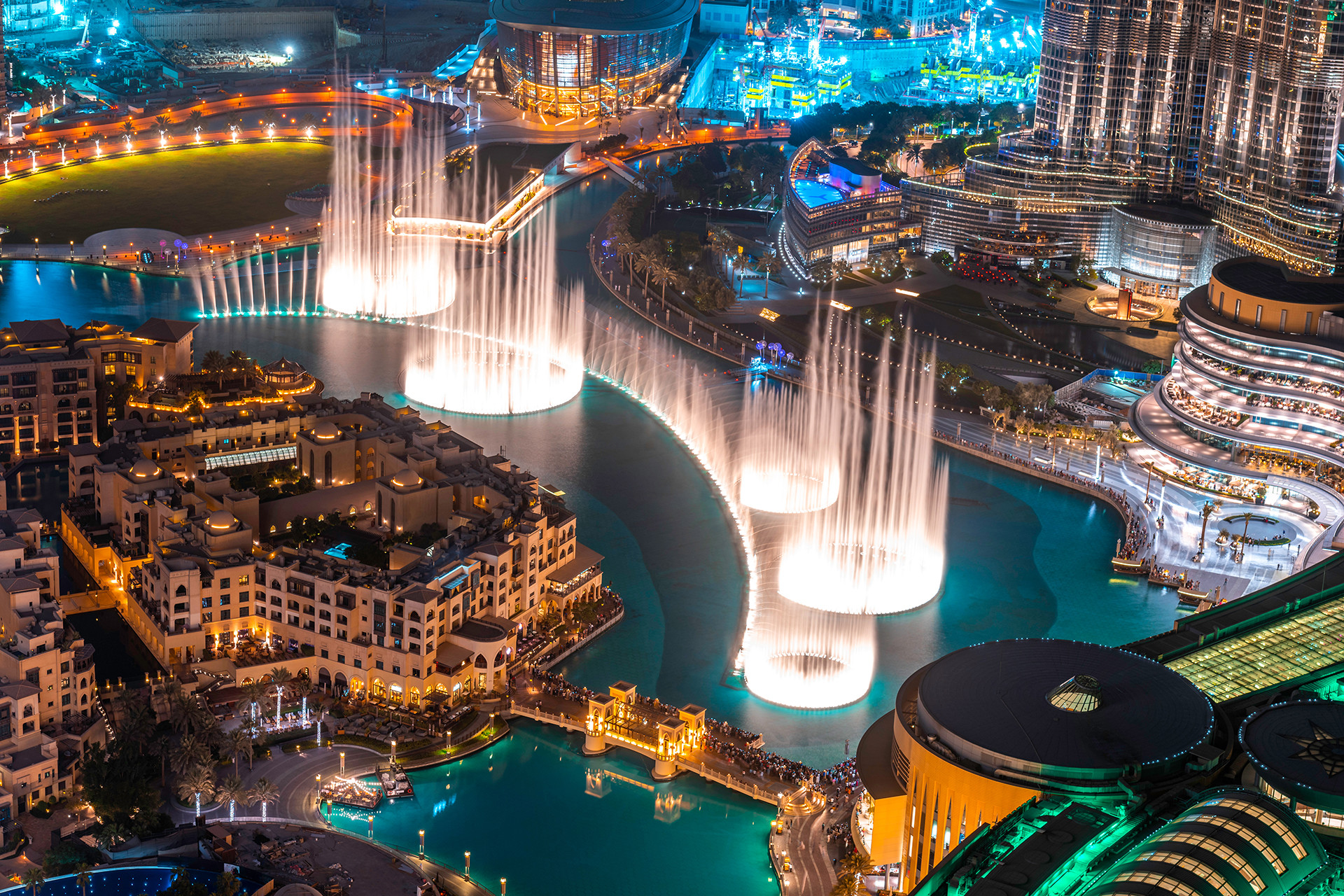https://mdw-travel-data-us-east-1.s3.amazonaws.com/img/country/United-Arab-Emirates/Dubai-Fountain/img_02.jpg
