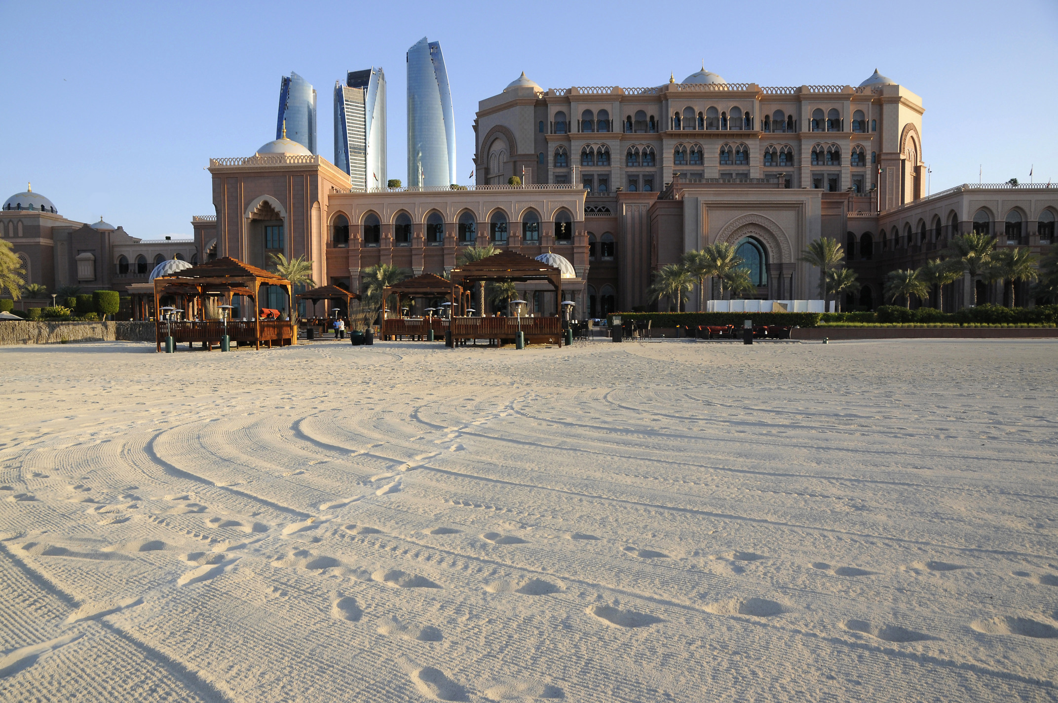 https://mdw-travel-data-us-east-1.s3.amazonaws.com/img/country/United-Arab-Emirates/Emirates-Palace/img_01.jpg