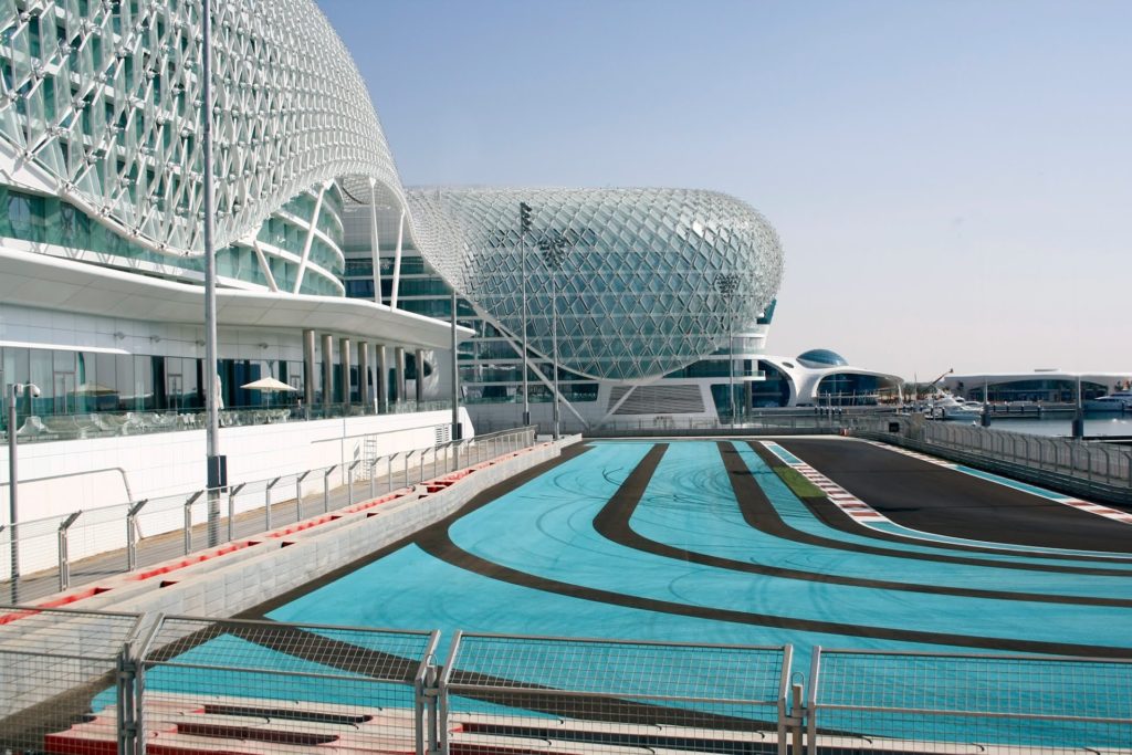 https://mdw-travel-data-us-east-1.s3.amazonaws.com/img/country/United-Arab-Emirates/Ferrari-World-Abu-Dhabi/img_05.jpg