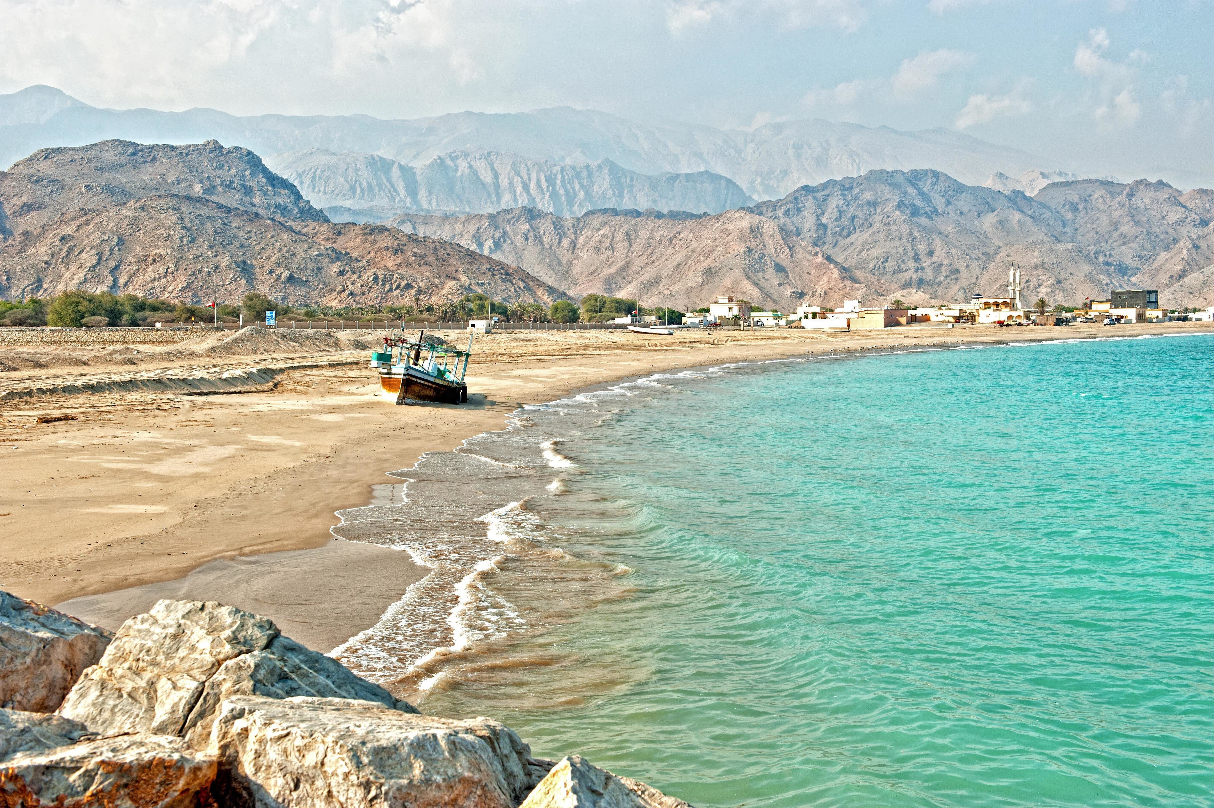 https://mdw-travel-data-us-east-1.s3.amazonaws.com/img/country/United-Arab-Emirates/Fujairah-Beach/img_03.jpg