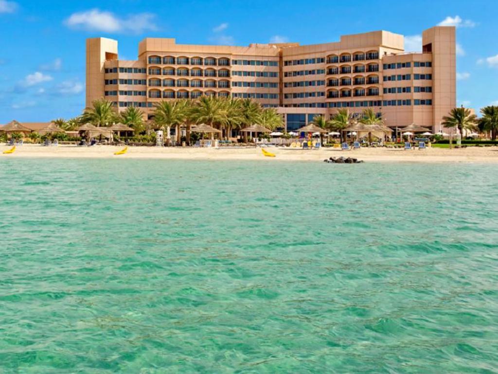 https://mdw-travel-data-us-east-1.s3.amazonaws.com/img/country/United-Arab-Emirates/Jebel-Dhanna-Beach/img_02.jpg