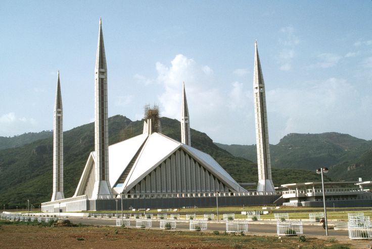 https://mdw-travel-data-us-east-1.s3.amazonaws.com/img/country/United-Arab-Emirates/King-Faisal-Mosque/img_01.jpg