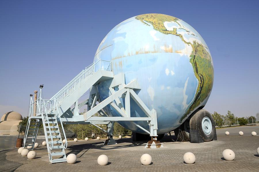 https://mdw-travel-data-us-east-1.s3.amazonaws.com/img/country/United-Arab-Emirates/Liwa-Car-Museum/img_01.jpg