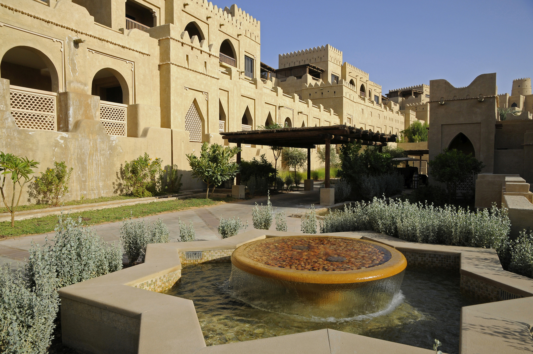 https://mdw-travel-data-us-east-1.s3.amazonaws.com/img/country/United-Arab-Emirates/Liwa-Qasr/img_02.jpg
