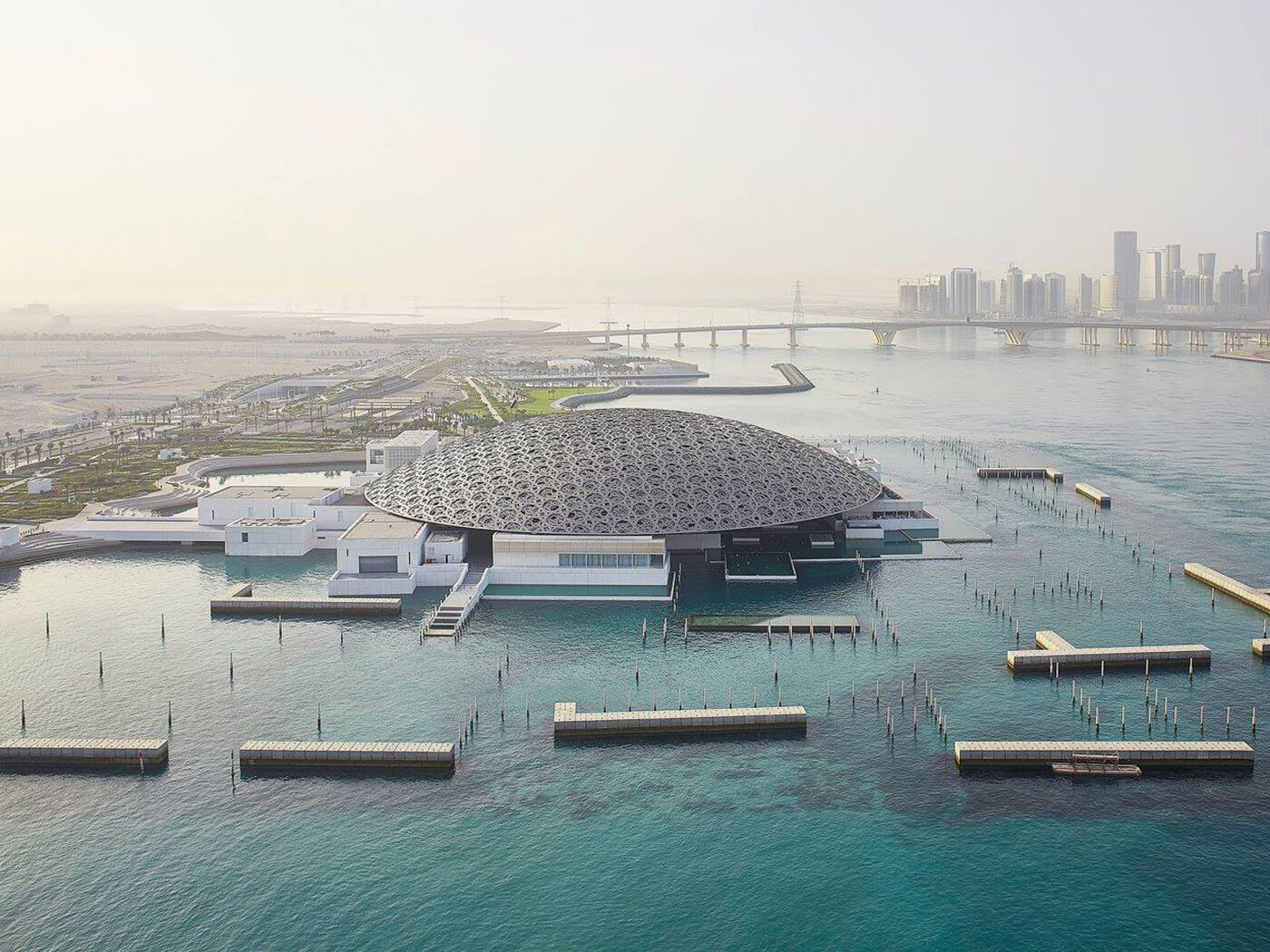 https://mdw-travel-data-us-east-1.s3.amazonaws.com/img/country/United-Arab-Emirates/Louvre-Abu-Dhabi/img_04.jpg