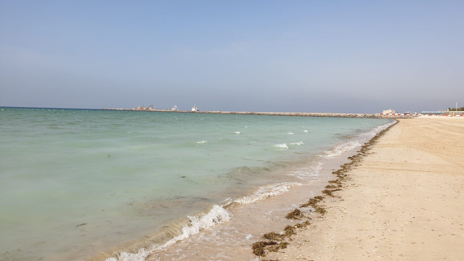 https://mdw-travel-data-us-east-1.s3.amazonaws.com/img/country/United-Arab-Emirates/Mirfa-Beach/img_00.jpg