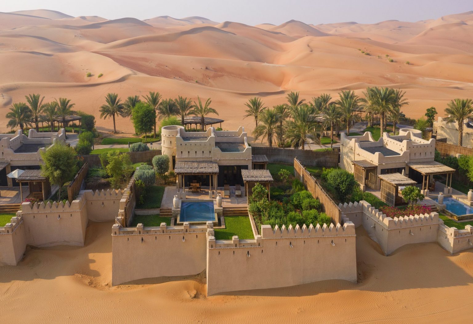 https://mdw-travel-data-us-east-1.s3.amazonaws.com/img/country/United-Arab-Emirates/Qasr-Al-Sarab-Desert-Resort-by-Anantara/img_00.jpg