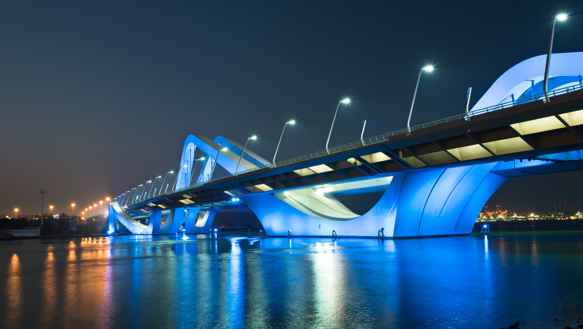 https://mdw-travel-data-us-east-1.s3.amazonaws.com/img/country/United-Arab-Emirates/Sheikh-Zayed-Bridge/img_02.jpg