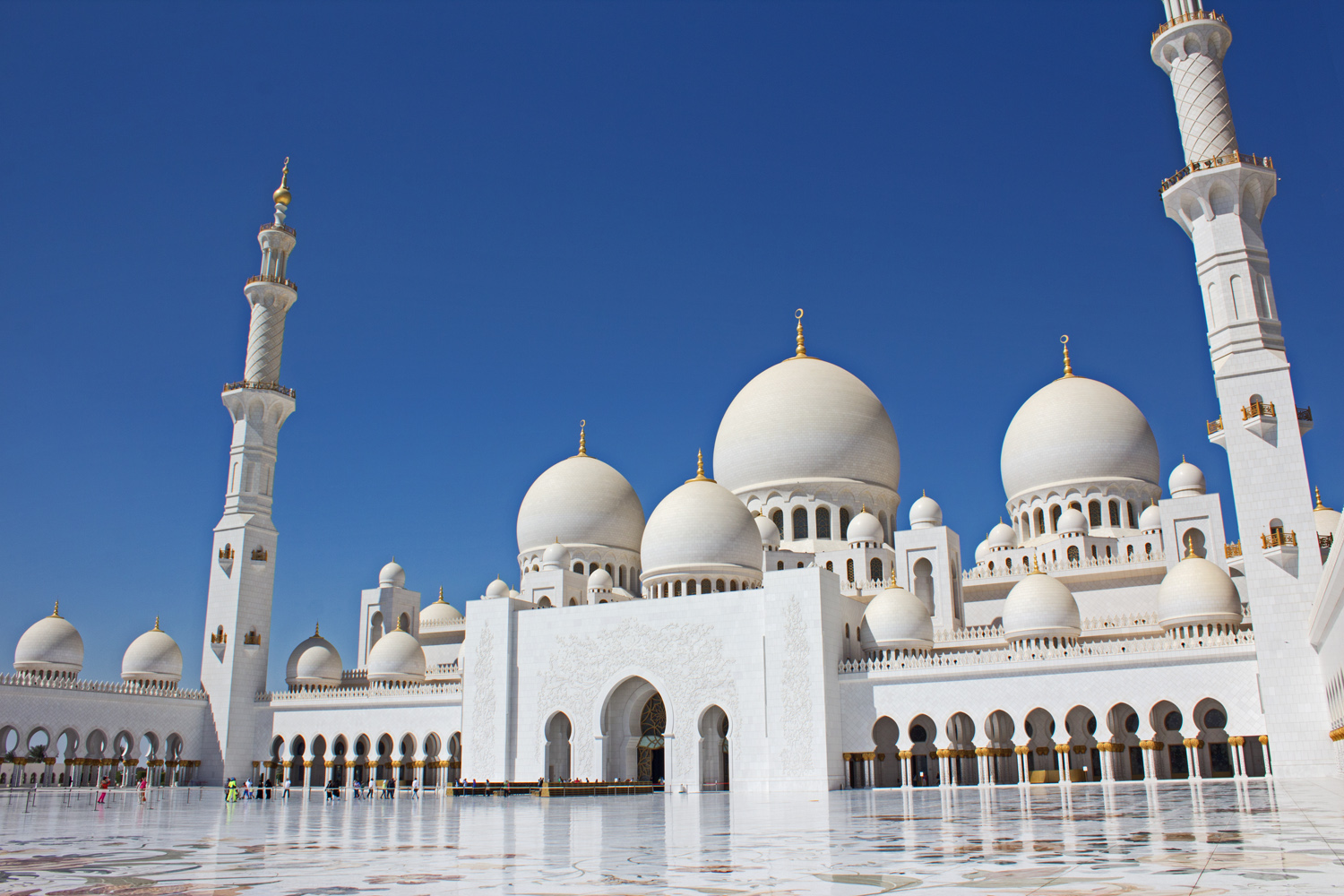 https://mdw-travel-data-us-east-1.s3.amazonaws.com/img/country/United-Arab-Emirates/Sheikh-Zayed-Grand-Mosque-Center/img_00.jpg