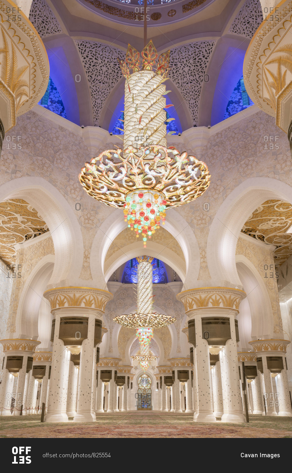 https://mdw-travel-data-us-east-1.s3.amazonaws.com/img/country/United-Arab-Emirates/Sheikh-Zayed-Grand-Mosque/img_01.jpg