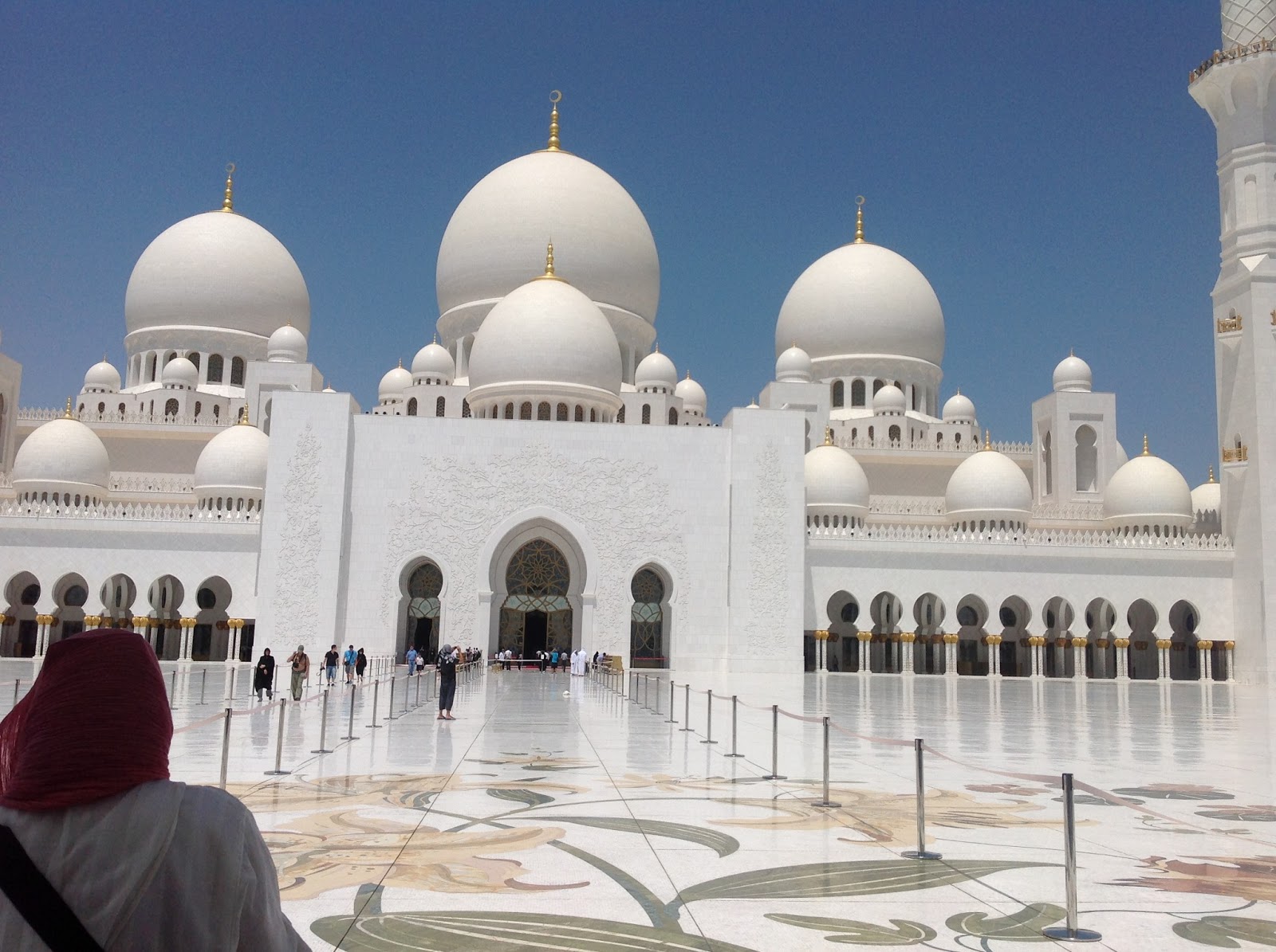 https://mdw-travel-data-us-east-1.s3.amazonaws.com/img/country/United-Arab-Emirates/Sheikh-Zayed-Grand-Mosque/img_02.jpg