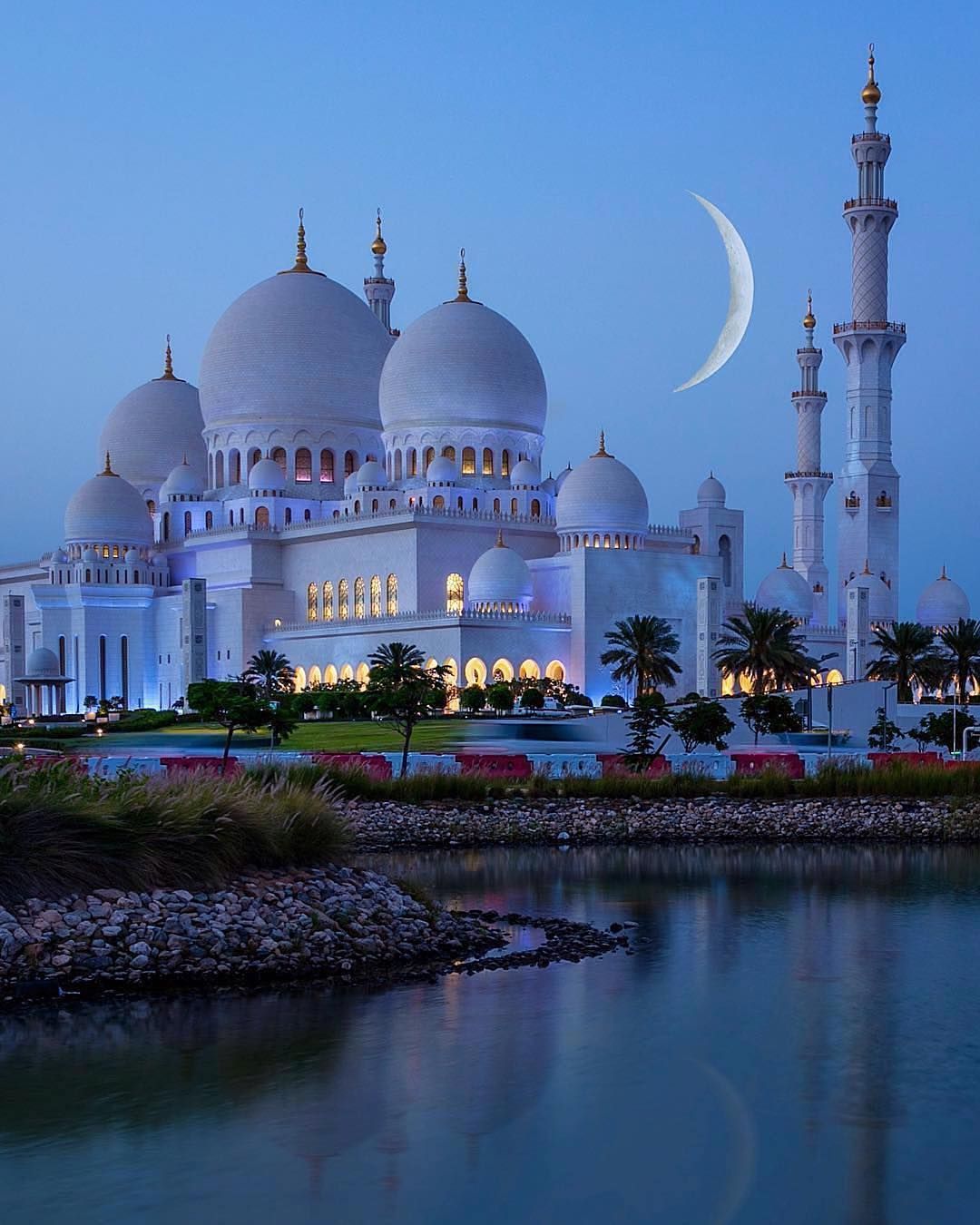 https://mdw-travel-data-us-east-1.s3.amazonaws.com/img/country/United-Arab-Emirates/Sheikh-Zayed-Mosque---Mosque-Tours/img_01.jpg