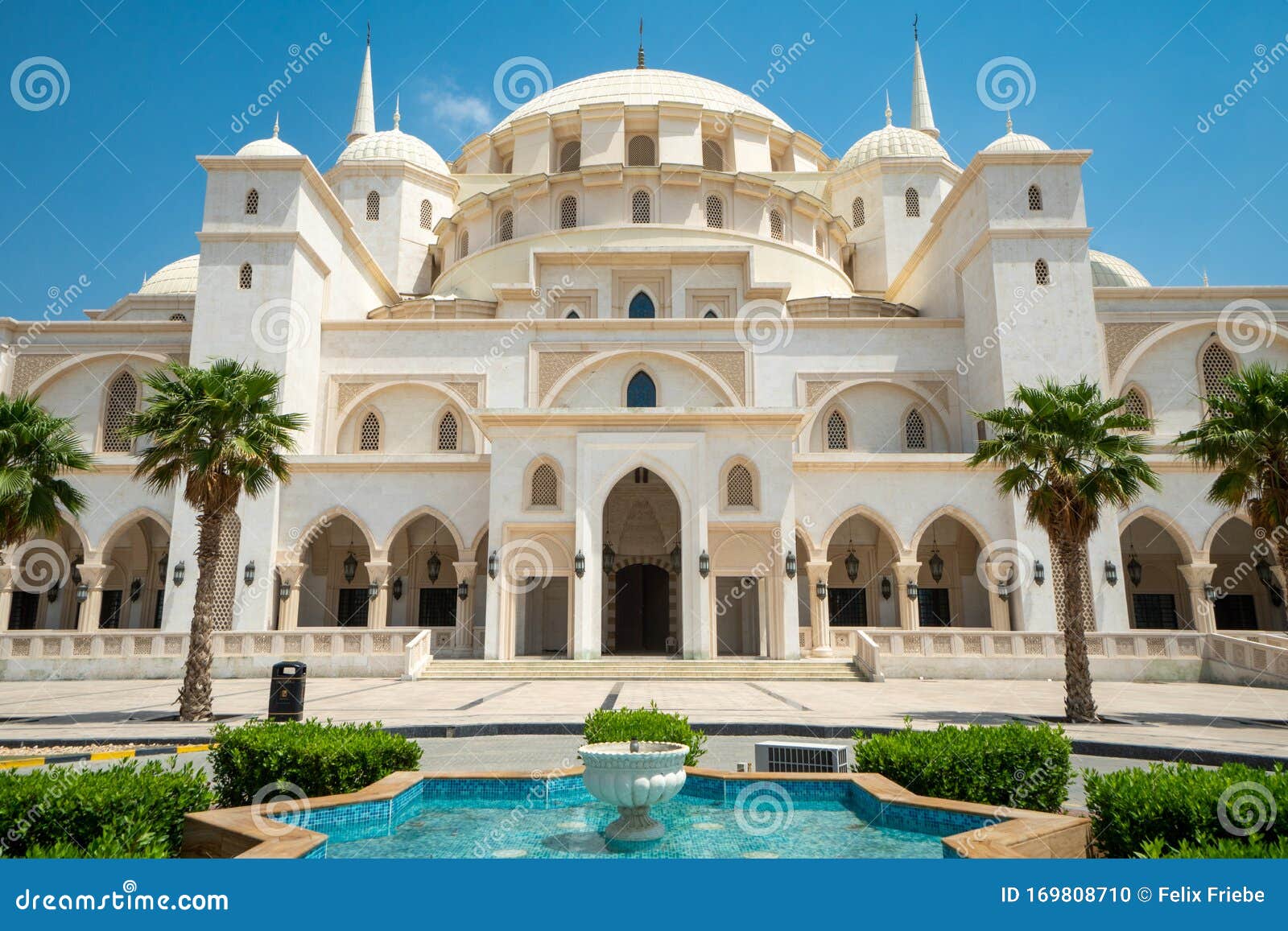 https://mdw-travel-data-us-east-1.s3.amazonaws.com/img/country/United-Arab-Emirates/Sheikh-Zayed-Mosque-Fujairah/img_01.jpg