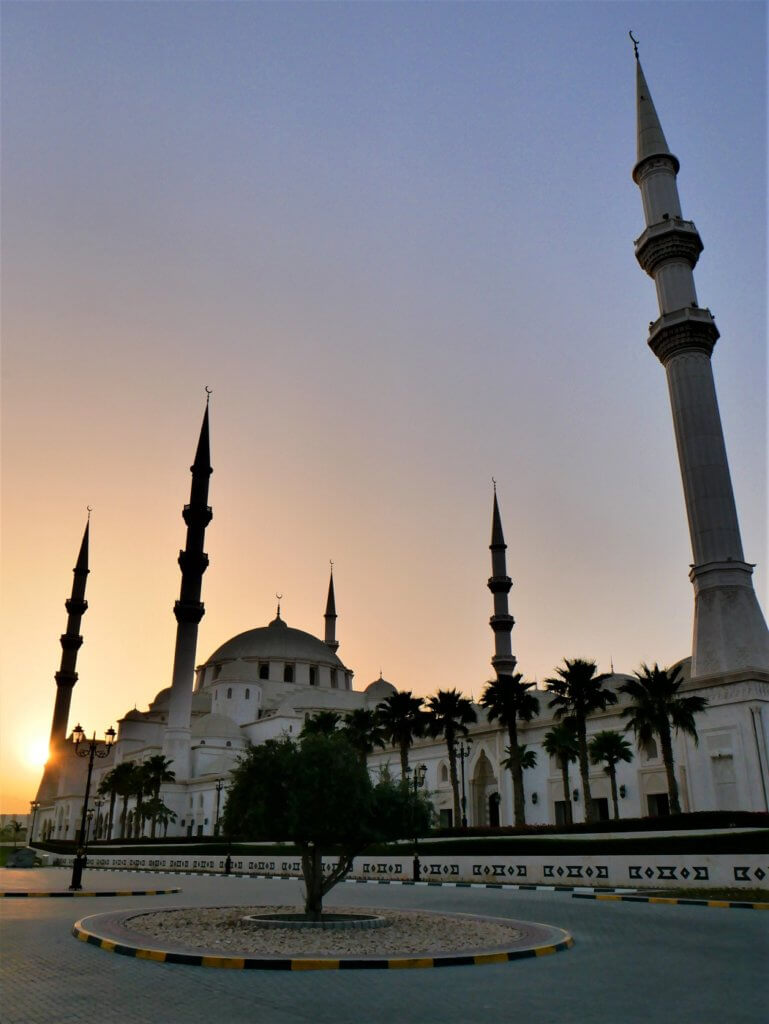 https://mdw-travel-data-us-east-1.s3.amazonaws.com/img/country/United-Arab-Emirates/Sheikh-Zayed-Mosque-Fujairah/img_03.jpg