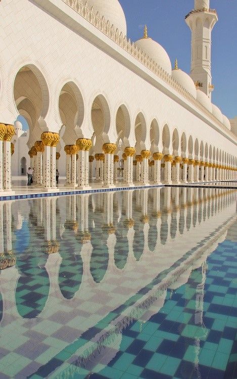 https://mdw-travel-data-us-east-1.s3.amazonaws.com/img/country/United-Arab-Emirates/Sheikh-Zayed-Mosque/img_00.jpg
