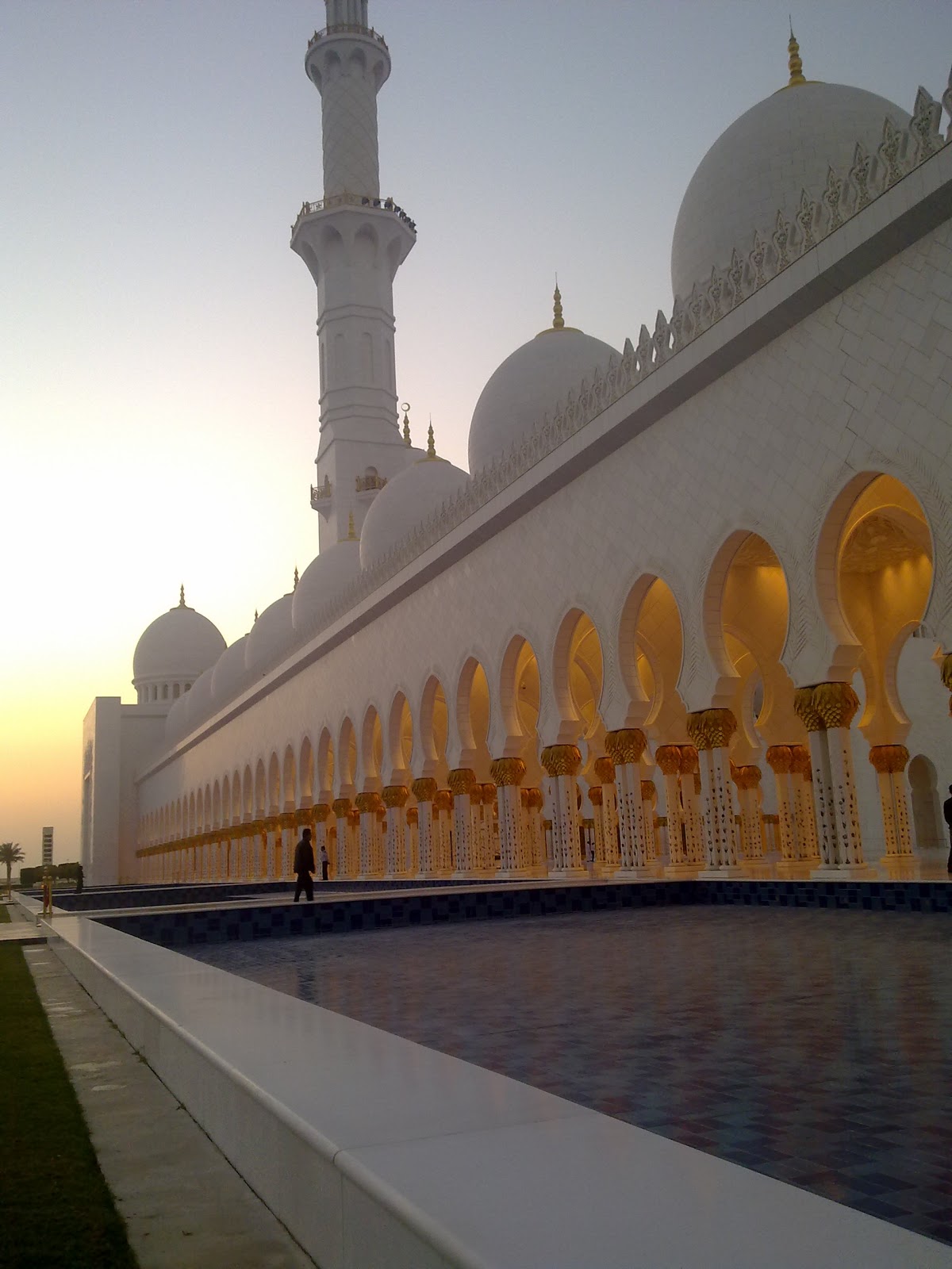 https://mdw-travel-data-us-east-1.s3.amazonaws.com/img/country/United-Arab-Emirates/Sheikh-Zayed-Mosque/img_01.jpg