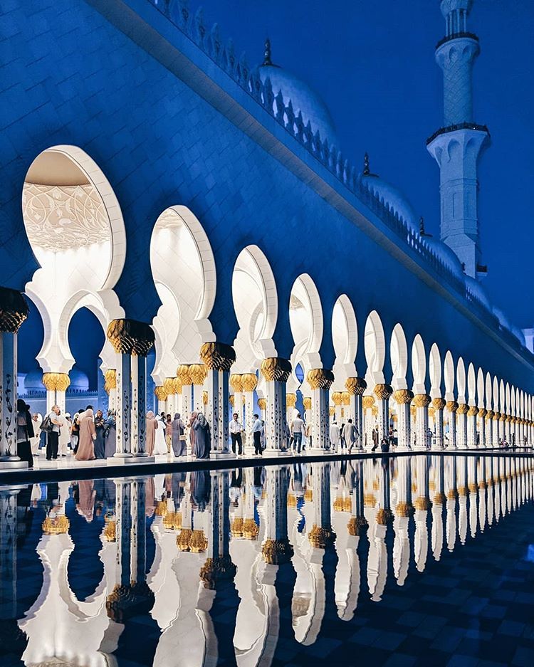 https://mdw-travel-data-us-east-1.s3.amazonaws.com/img/country/United-Arab-Emirates/Sheikh-Zayed-Mosque/img_02.jpg