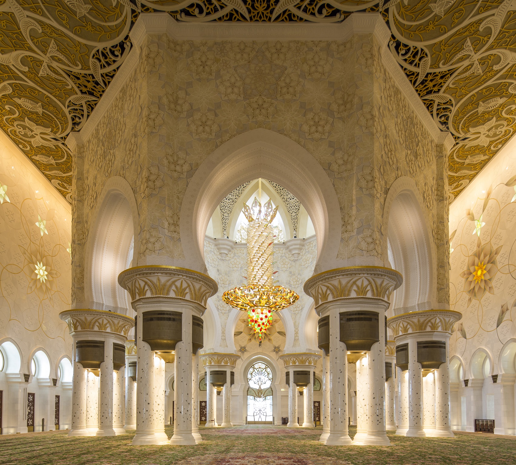 https://mdw-travel-data-us-east-1.s3.amazonaws.com/img/country/United-Arab-Emirates/Sheikh-Zayed-bin-Sultan-Al-Nahyan-Mosque/img_02.jpg