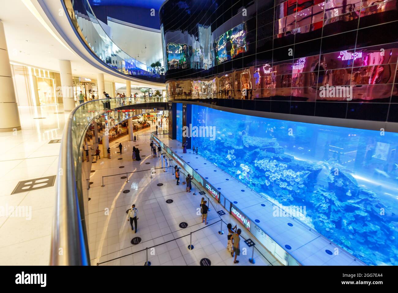 https://mdw-travel-data-us-east-1.s3.amazonaws.com/img/country/United-Arab-Emirates/The-Dubai-Mall-Aquarium/img_02.jpg