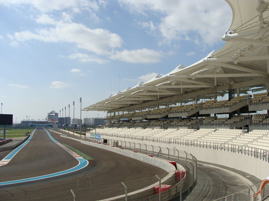 https://mdw-travel-data-us-east-1.s3.amazonaws.com/img/country/United-Arab-Emirates/Yas-Marina-Circuit/img_05.jpg