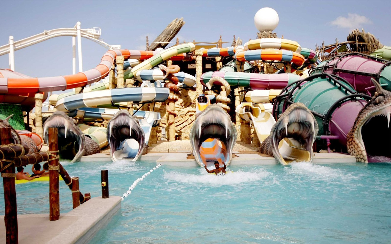 https://mdw-travel-data-us-east-1.s3.amazonaws.com/img/country/United-Arab-Emirates/Yas-Waterworld-Abu-Dhabi/img_02.jpg