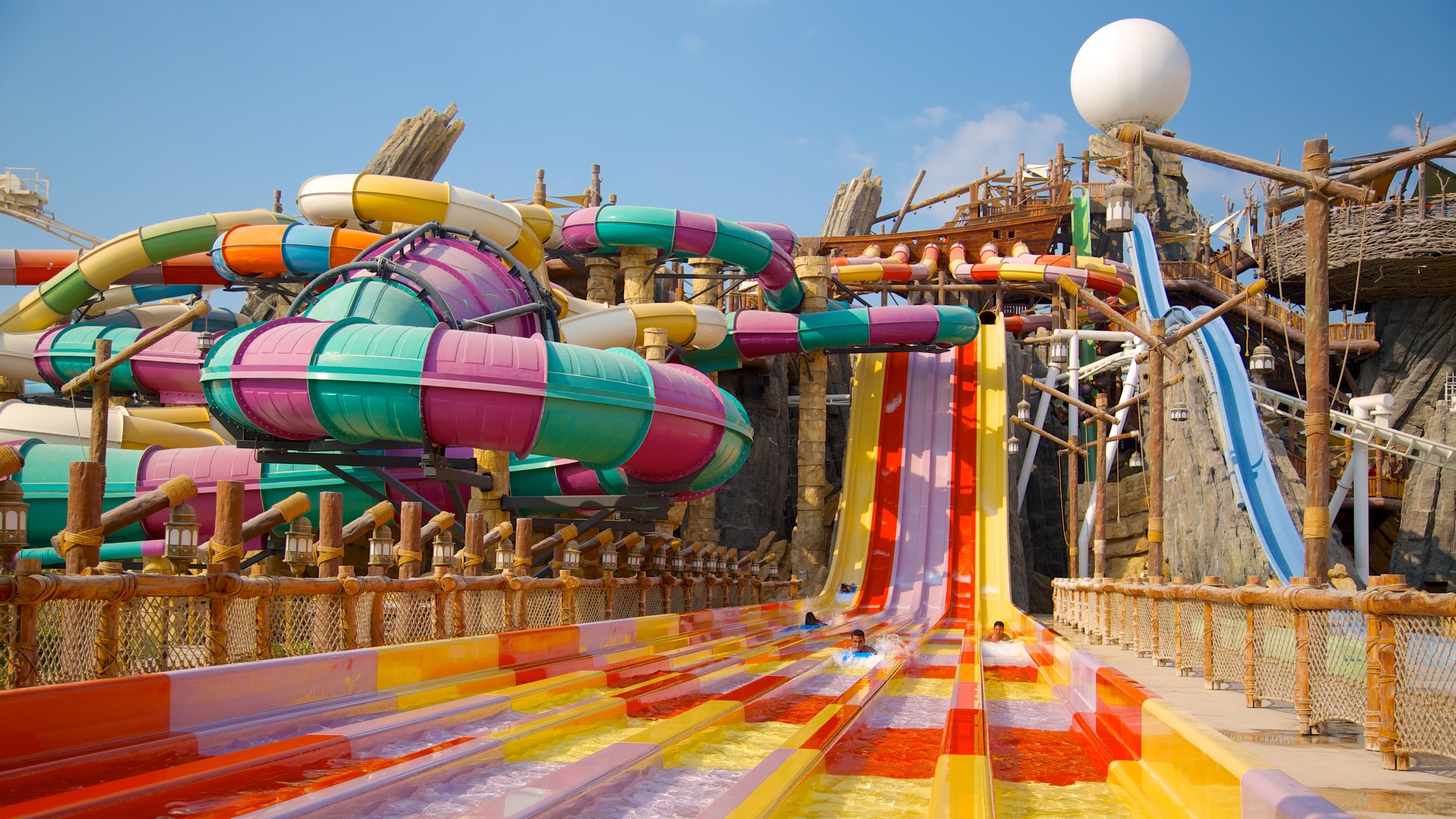 https://mdw-travel-data-us-east-1.s3.amazonaws.com/img/country/United-Arab-Emirates/Yas-Waterworld/img_02.jpg