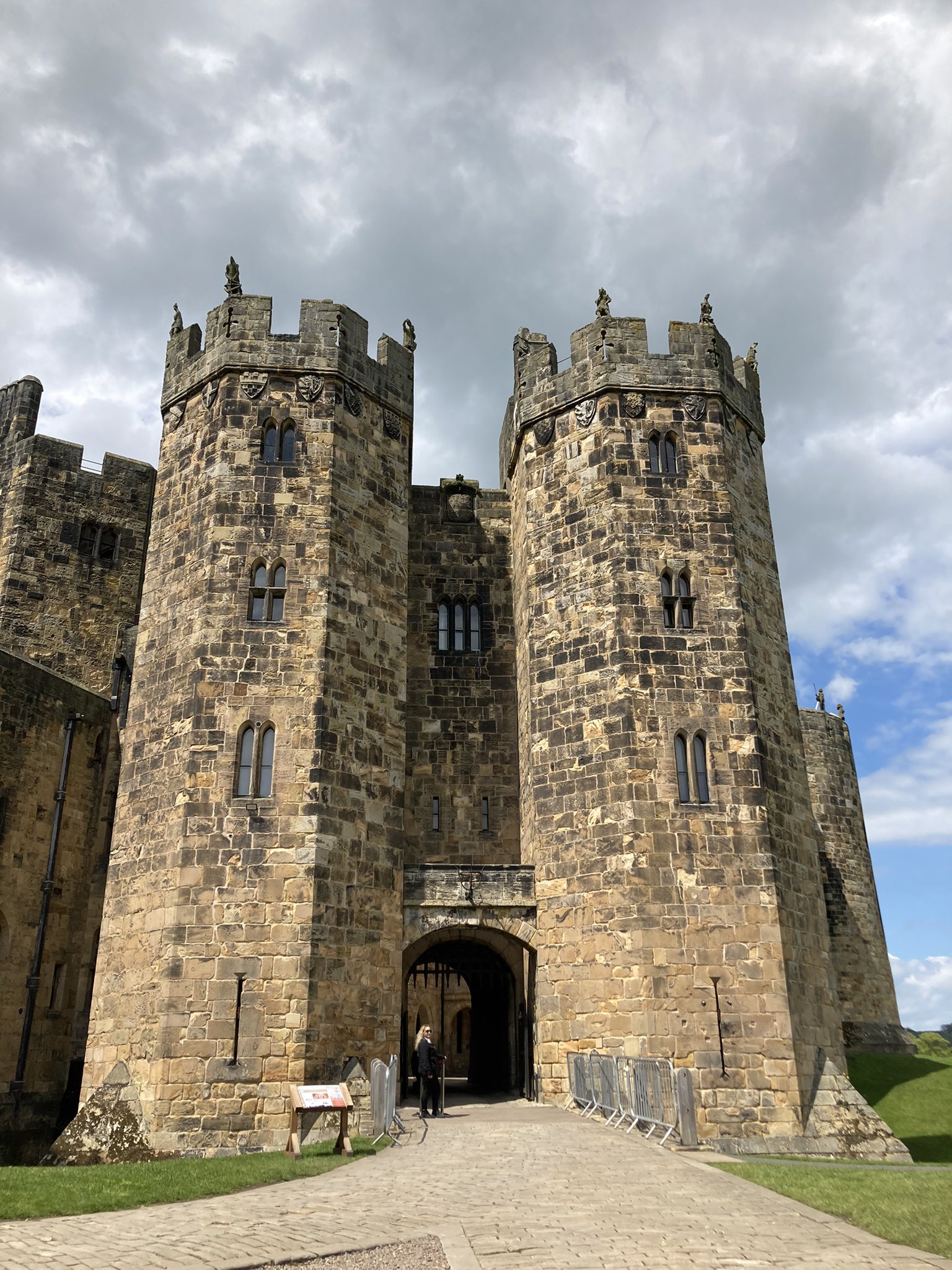 https://mdw-travel-data-us-east-1.s3.amazonaws.com/img/country/United-Kingdom/Alnwick-Castle/img_01.jpg