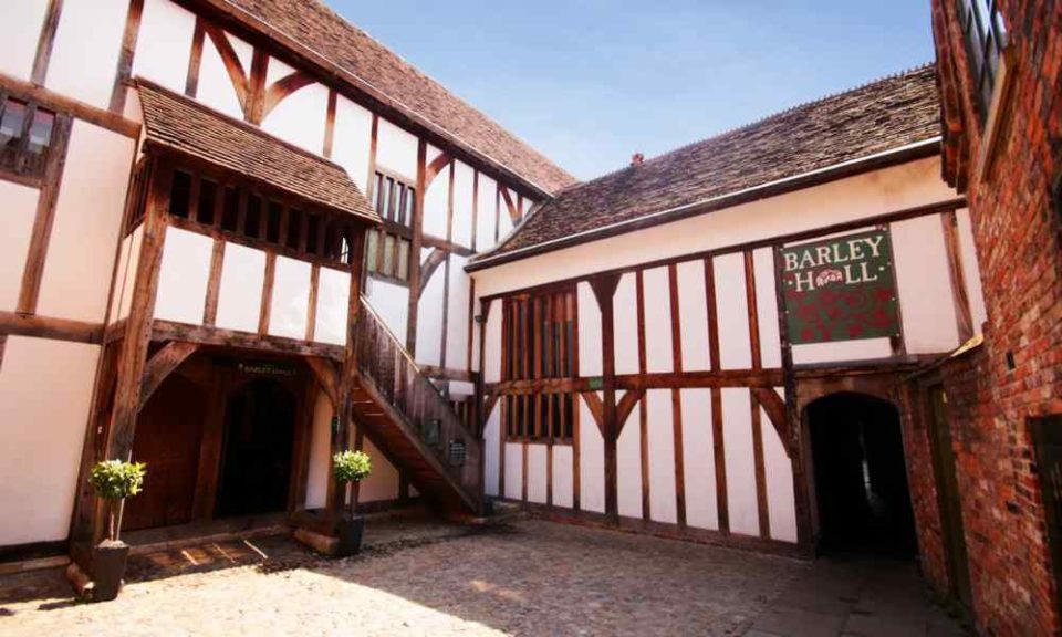 https://mdw-travel-data-us-east-1.s3.amazonaws.com/img/country/United-Kingdom/Barley-Hall/img_03.jpg