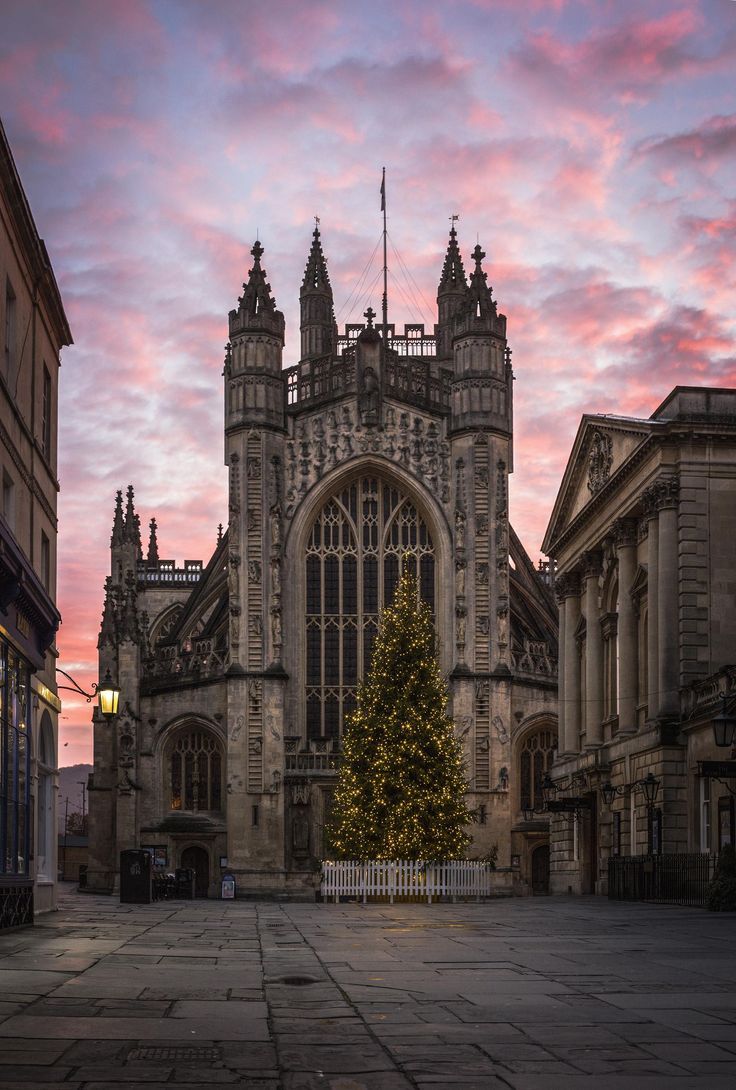 https://mdw-travel-data-us-east-1.s3.amazonaws.com/img/country/United-Kingdom/Bath-Abbey/img_03.jpg