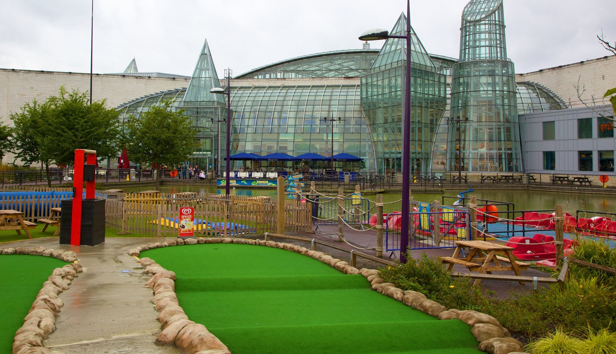 https://mdw-travel-data-us-east-1.s3.amazonaws.com/img/country/United-Kingdom/Bluewater-Shopping-Centre/img_01.jpg