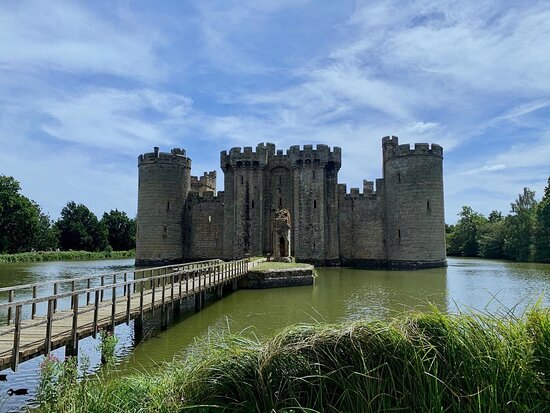 https://mdw-travel-data-us-east-1.s3.amazonaws.com/img/country/United-Kingdom/Bodiam-Castle/img_03.jpg