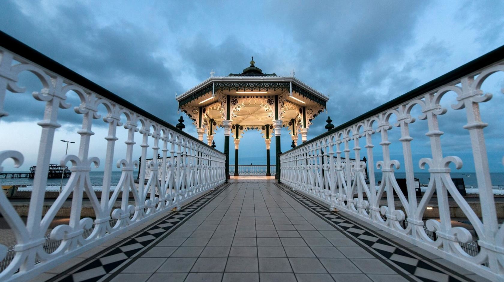 https://mdw-travel-data-us-east-1.s3.amazonaws.com/img/country/United-Kingdom/Brighton-Beach/img_02.jpg
