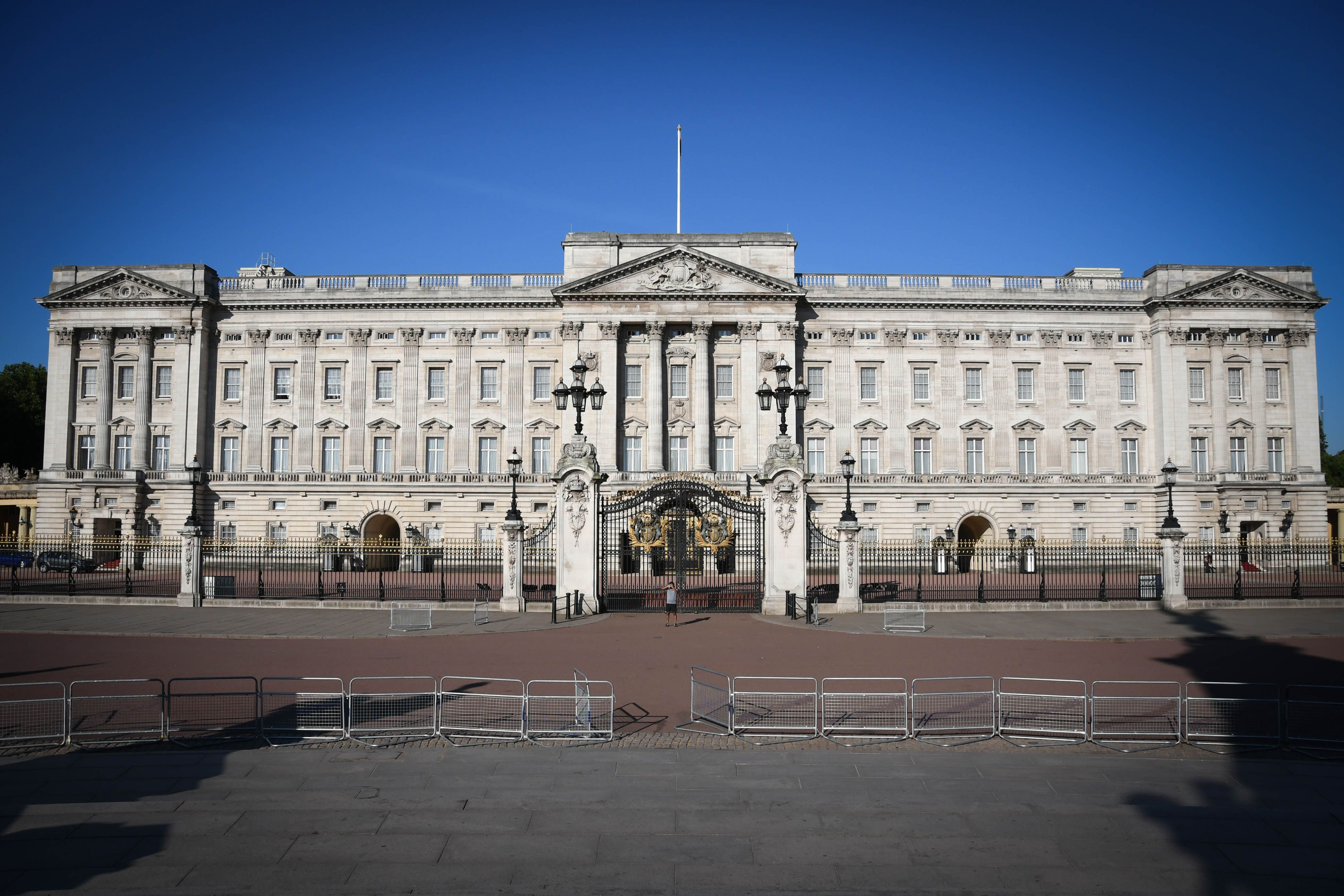 https://mdw-travel-data-us-east-1.s3.amazonaws.com/img/country/United-Kingdom/Buckingham-Palace/img_02.jpg